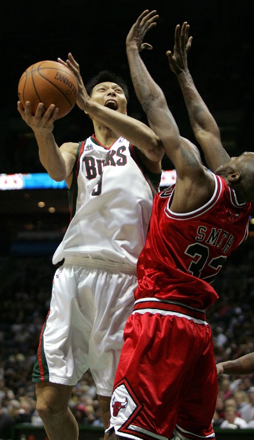 bet365中文版app下载 - 莎拉波娃在雄鹿比赛中势不可挡，战术调整引发热议！